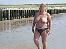 Lekker topless aan het strand, foto 939x704, 3 reacties, 24 stemmen