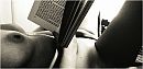 Ze leest en vingert, foto 4000x1953, 2 reacties, 9 stemmen