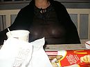 beim essen, foto 1287x965, 1 reacties, 5 stemmen