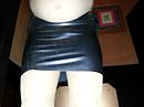 in latex rokje, foto 2048x1536, 1 reacties, 5 stemmen