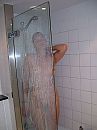onder de douche, foto 1928x2576, 1 reacties, 34 stemmen