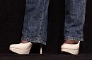 Witte Pums met spijker broek,, foto 1024x683, 0 reacties, 3 stemmen