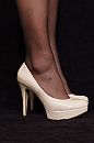 Witte pumps, foto 600x900, 1 reacties, 3 stemmen
