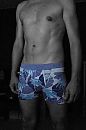 In boxershort, foto 640x960, 2 reacties, 6 stemmen