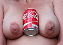 #holdacokewithyourboobs, foto 570x413, 16 reacties, 94 stemmen