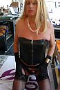 paraderen in zwarte lak, foto 323x480, 3 reacties, 8 stemmen