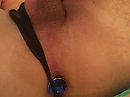 zwarte string met plugje in, foto 1024x768, 1 reacties, 4 stemmen