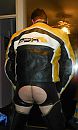 Leren jack en leislaarzen, foto 745x1228, 2 reacties, 7 stemmen