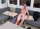 Lekker bloot op een terrasje 2, foto 4000x3000, 5 reacties, 24 stemmen