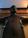 aan de wand geketend, foto 615x820, 2 reacties, 3 stemmen