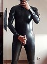 latex catsuit, foto 3000x4000, 4 reacties, 18 stemmen