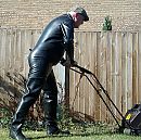 Grasmaaien gekleed in rubber, foto 687x685, 1 reacties, 14 stemmen