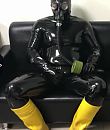 In rubber, foto 460x542, 4 reacties, 9 stemmen