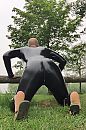 Lak fetish buiten, foto 672x1012, 1 reacties, 12 stemmen