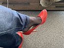 Shoe dangling, foto 1175x881, 2 reacties, 9 stemmen