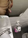 Lekker in het openbaar toilet, foto 3000x4000, 2 reacties, 3 stemmen