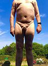 Lekker naakt in de tuin, foto 897x1210, 6 reacties, 20 stemmen