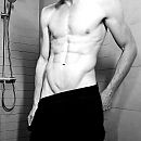 Shower time 4, foto 1988x1988, 1 reacties, 4 stemmen