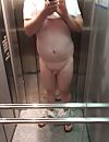 Bijna bloot in de lift, foto 812x1046, 2 reacties, 5 stemmen