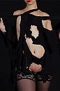 Gescheurd shirtje, foto 340x510, 4 reacties, 5 stemmen