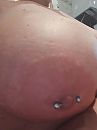 Linkse gepiercde tietje, foto 1440x1919, 8 reacties, 50 stemmen