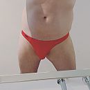 Rode string, foto 1770x1770, 4 reacties, 8 stemmen