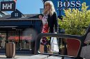 Shoppende dame in Batavia Stad, foto 1280x854, 2 reacties, 3 stemmen