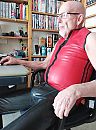In latex achter de pc, foto 1936x2592, 8 reacties, 30 stemmen