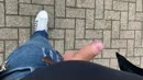 Met lul uit broek over parkeer, film 00:00:13, 3 reacties, 15 stemmen