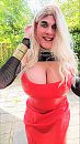 Suleika in rood latex jurkje, foto 1080x1920, 3 reacties, 25 stemmen