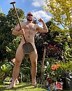 World naked gardening day!, foto 1016x1271, 20 reacties, 52 stemmen