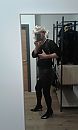 geheel in zwart, foto 1536x2560, 2 reacties, 5 stemmen