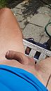 Broek omlaag in de tuin, foto 2160x3840, 2 reacties, 6 stemmen
