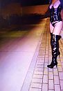 Su als kinky hoer op straat, foto 907x1280, 46 reacties, 200 stemmen