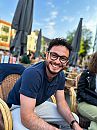 lekker lachen op terras, foto 1536x2048, 2 reacties, 8 stemmen