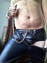 Aan de ketting, foto 1932x2576, 3 reacties, 8 stemmen