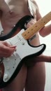 Een gitaar, film 00:00:13, 5 reacties, 15 stemmen