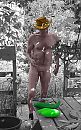 Lekker naakt in de moestuin, foto 1091x1739, 1 reacties, 14 stemmen