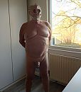 Naakt op kantoor, foto 1654x1871, 2 reacties, 5 stemmen