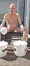 Theepotten schoon maken, foto 1520x3296, 2 reacties, 9 stemmen