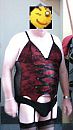 in het rood, foto 249x440, 1 reacties, 5 stemmen