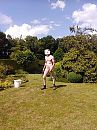 naakt in de tuin, foto 1536x2048, 10 reacties, 40 stemmen