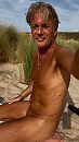 Dol op het strand en de zee, foto 1284x2264, 0 reacties, 1 stemmen