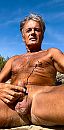 Golden shower.. zelfs de tepel, foto 1284x2587, 0 reacties, 1 stemmen