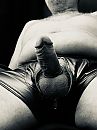 Latex en harde pik, foto 3000x4000, 4 reacties, 2 stemmen