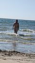 Met de billen in zee., foto 2250x4000, 11 reacties, 35 stemmen