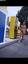 Naak bij tankstation, foto 1080x2400, 3 reacties, 6 stemmen