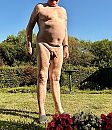 Naakt bij 38 graden in de tuin, foto 1890x2184, 2 reacties, 11 stemmen