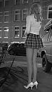 Outdoors at night in miniskirt, foto 747x1328, 1 reacties, 7 stemmen