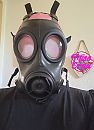 Roze Masker met gasmasker, foto 1867x2556, 0 reacties, 1 stemmen